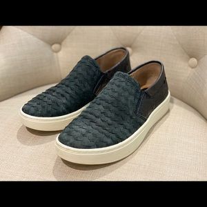 Black slip-on casual sneakers